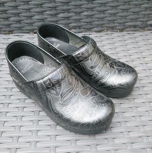 Dansko 39 Clogs Black Tooled Leather
